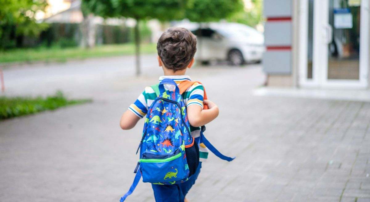 Un niño con una mochila tradicional