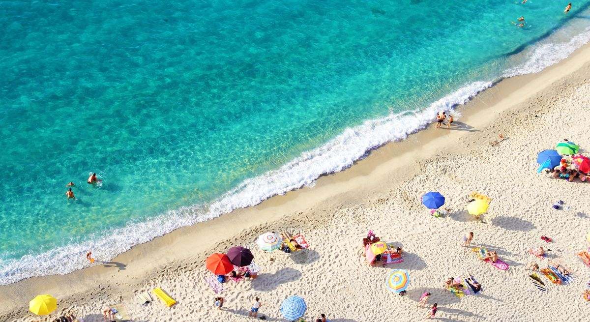 Una playa con personas disfrutando de un día soleado