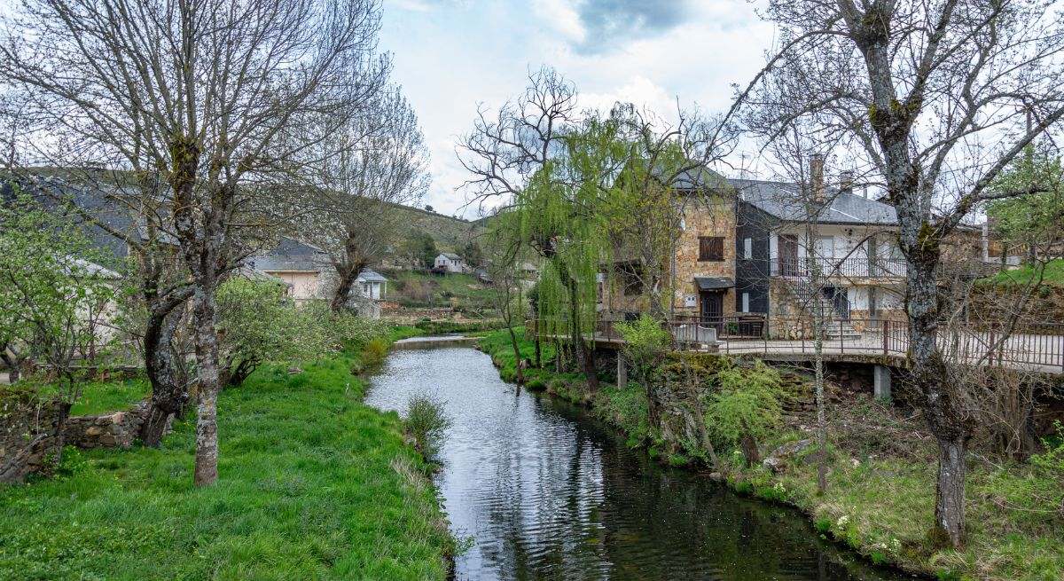 Parte del pueblo de Rihonor de Castilla junto con el río