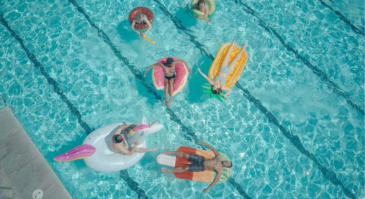 Gente bañándose en la piscina