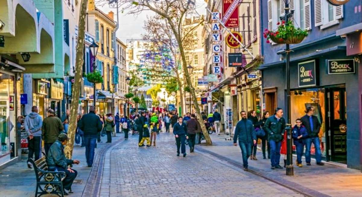 Main Street o Calle Real, la vía más comercial de Gibraltar