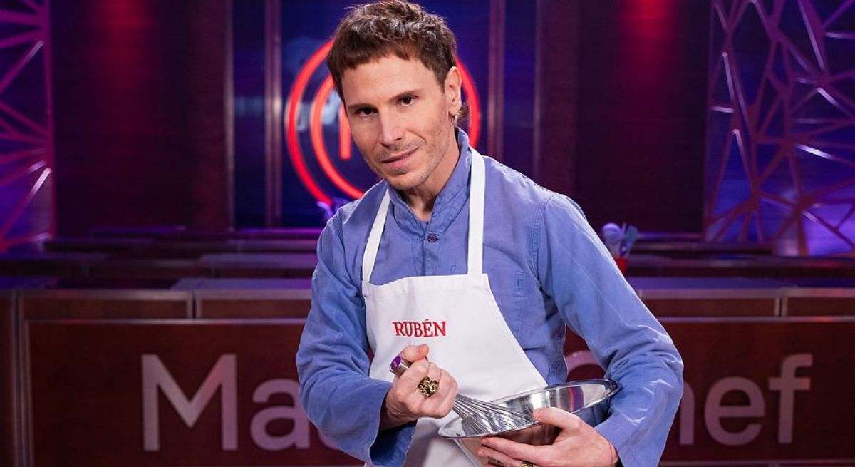 El actor de al salir de clase cocinando