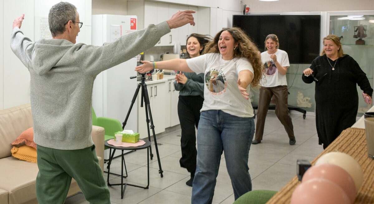 Un rehén liberado por Hamás se reencuentra con su familia en Israel. Foto: EP.