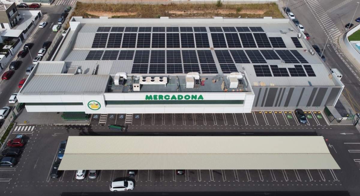 Cubierta-con-paneles-solares-de-una-tienda-de-Mercadona.jpg