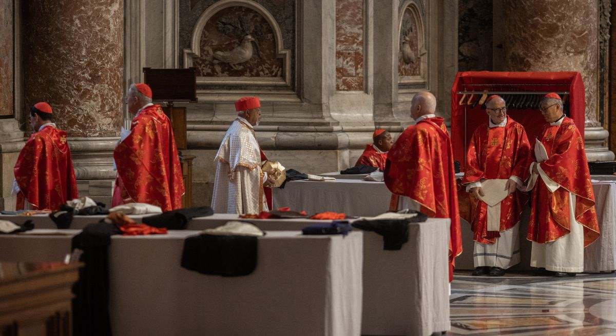 Cardenales en la Basílica de San Pedro antes del cónclave. / Foto: EP