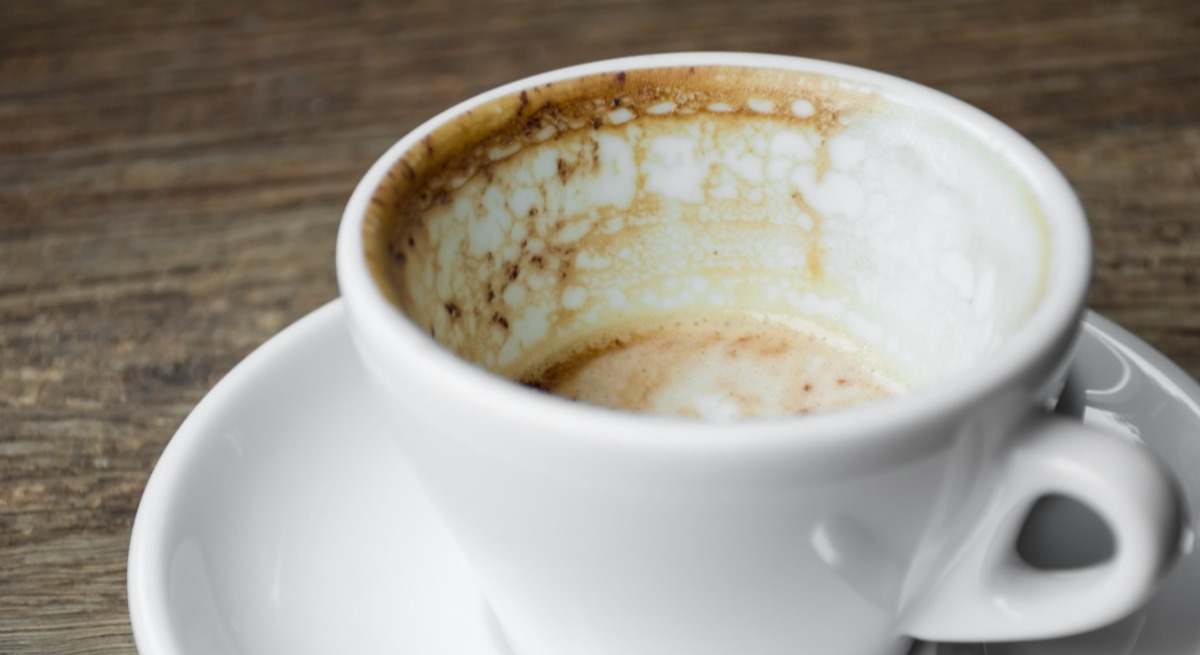 Dejar siempre el final de las bebidas en las tazas y vasos no es una manía.