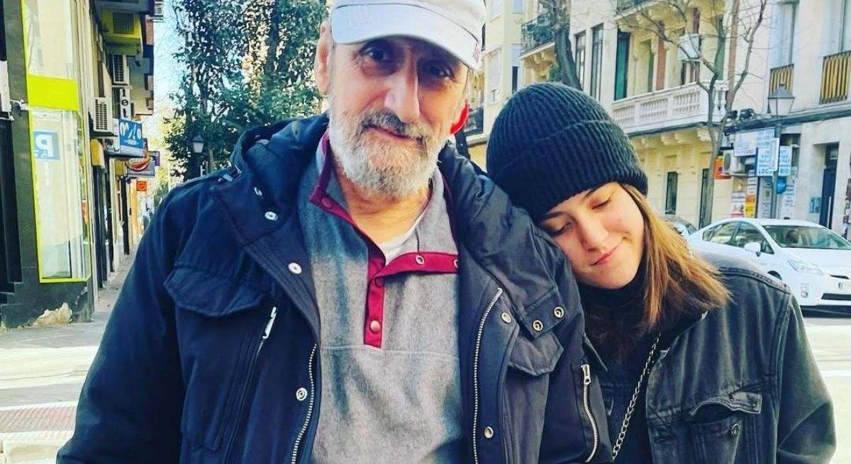 José Luis Gil junto a su hija paseando en una foto de archivo 