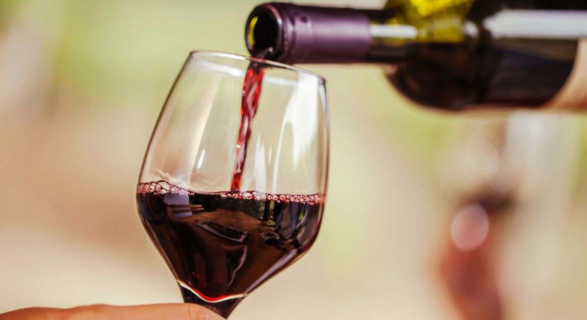 El vino es una bebida alcohólica que se elabora a partir de zumo de uva fermentado