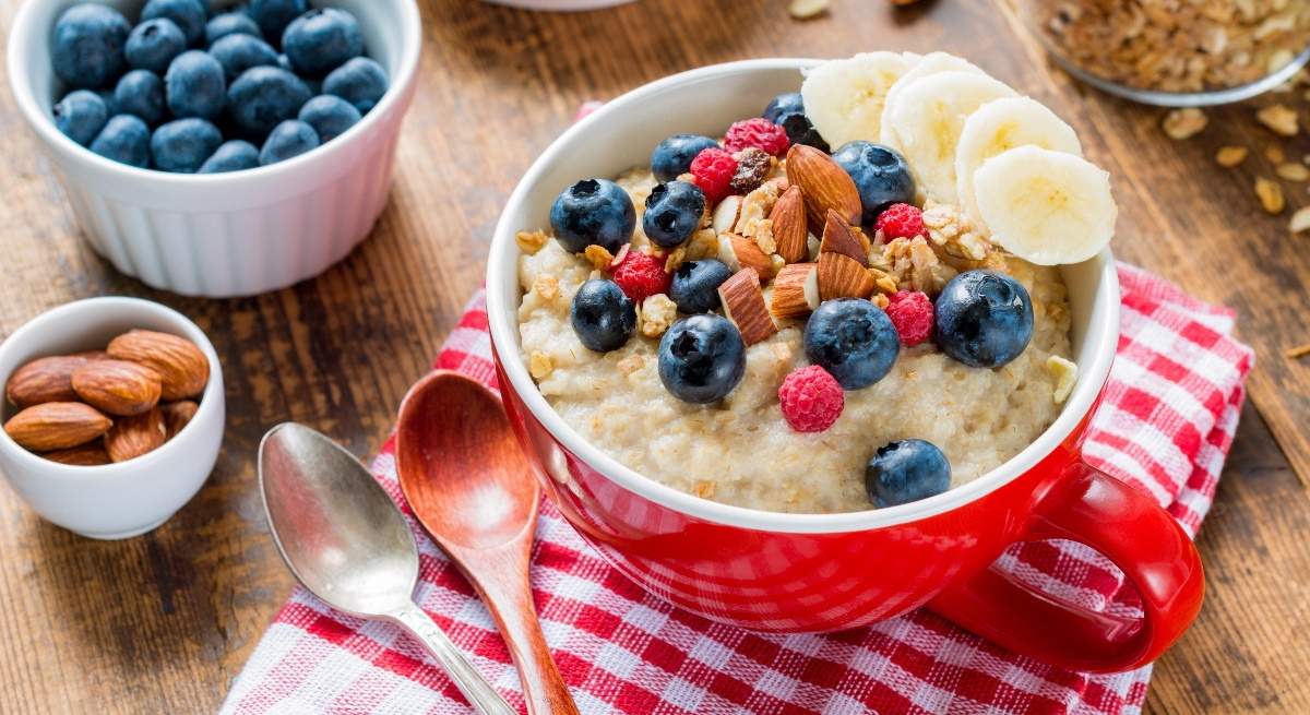 desayuno-saludable-bol-fruta-muesli-avena-comida-alamy.jpg