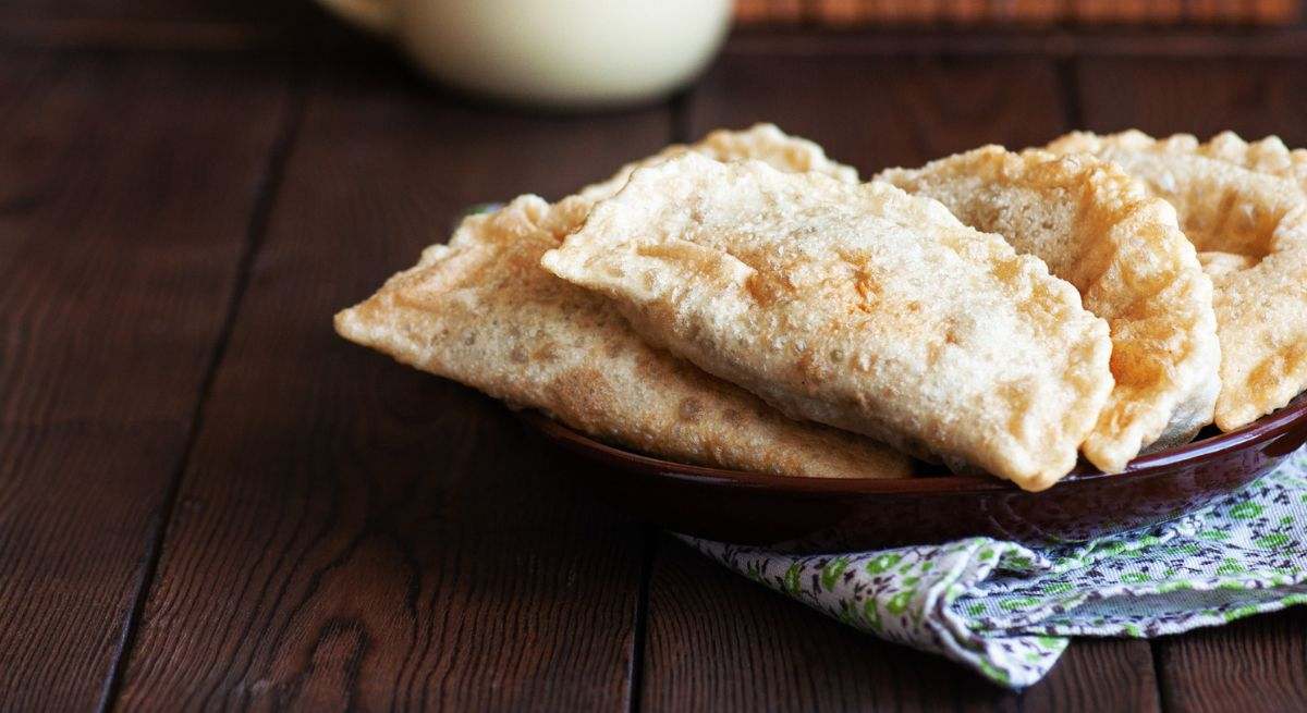 Empanadas dulces en una mesa de madera