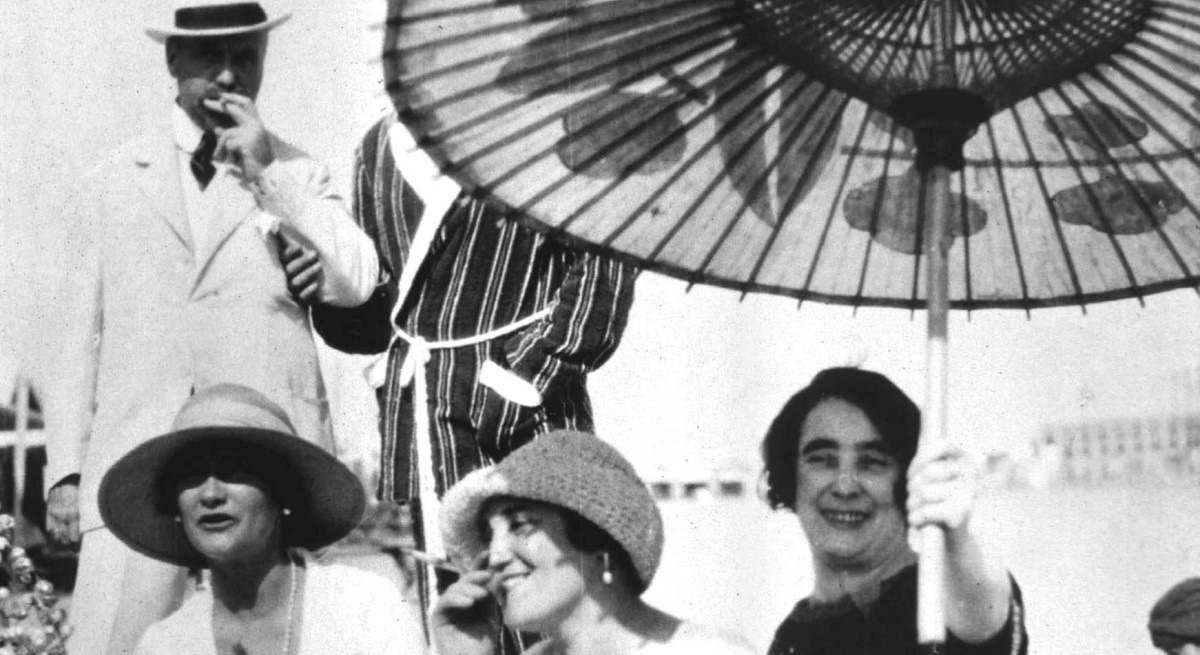 Coco Chanel y su amante Arthur 'Boy' Capel (bigote) con Constent Say en la playa de San Juan de Luz en 1917.