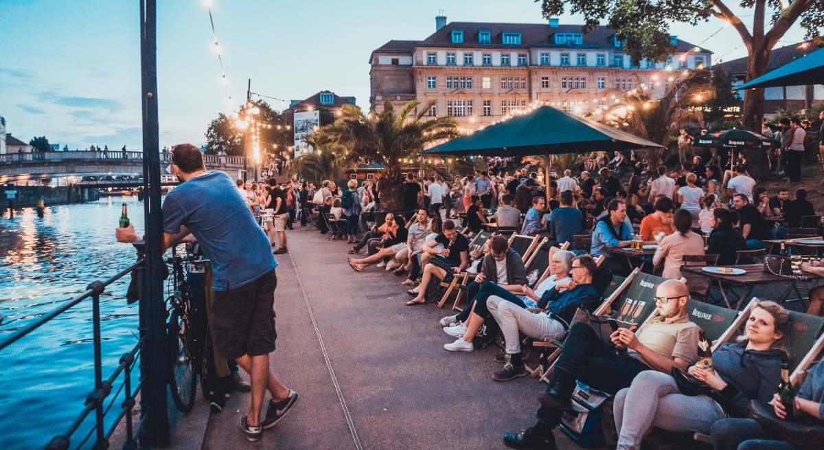 alemania-servicios-bar-berlin-terraza-rio-spree-istock-1200x655.jpg