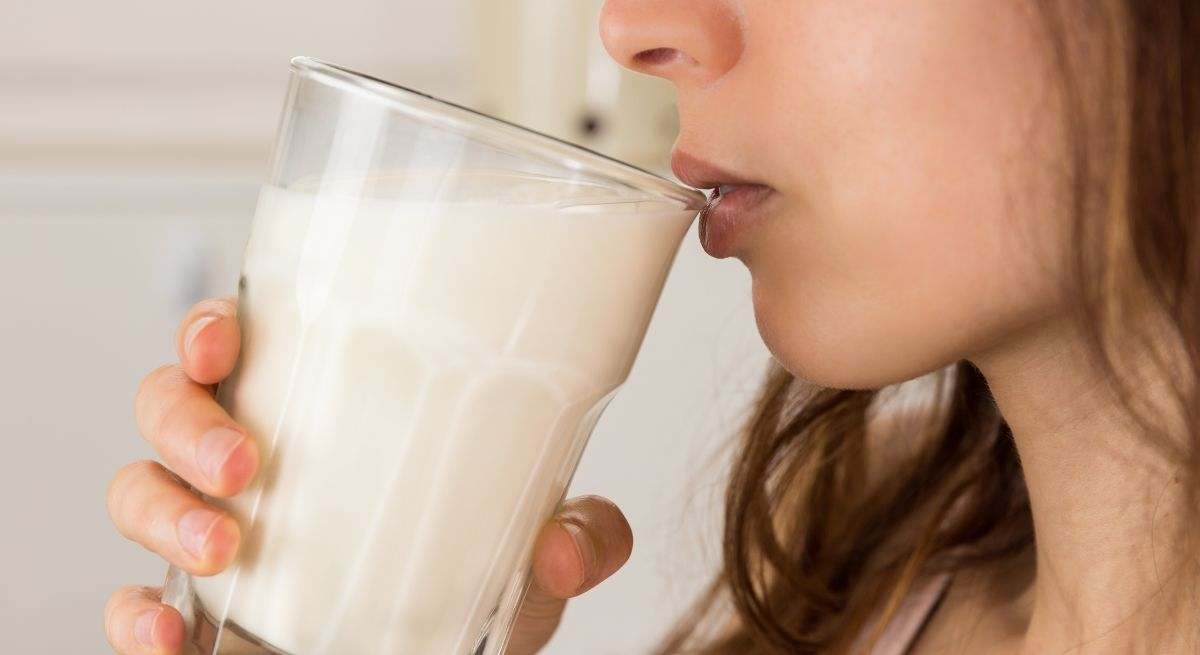 La leche aporta muchos nutrientes, además de agua y minerales