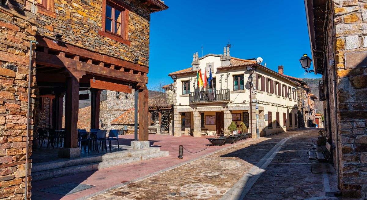 Un pueblo de casas de piedra con casas de estilo antiguo oeste