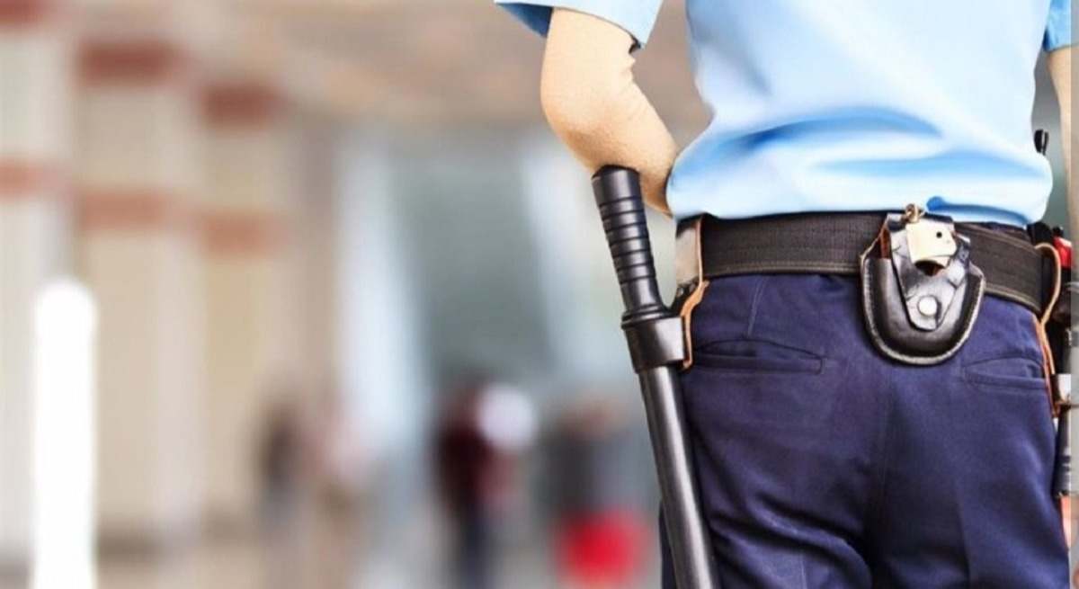 Un vigilante de seguridad de espaldas