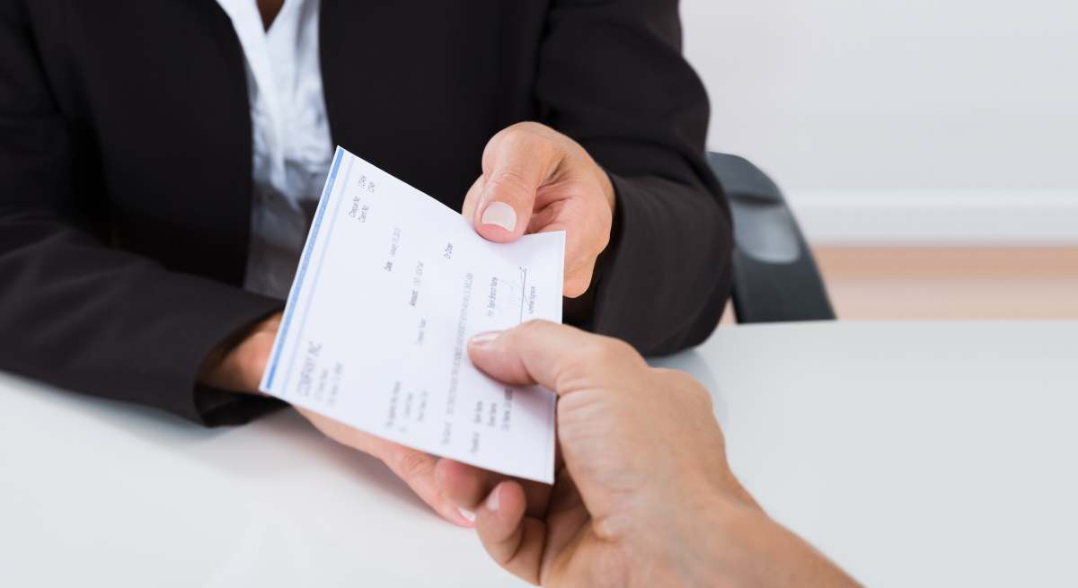 jefe-entrega-nomina-empleado-dreamstime.jpg