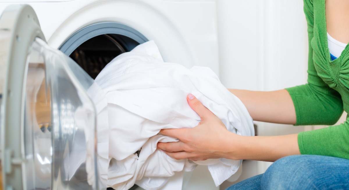 lavadora-limpieza-ropa-blanca-iStock-187845213.jpg