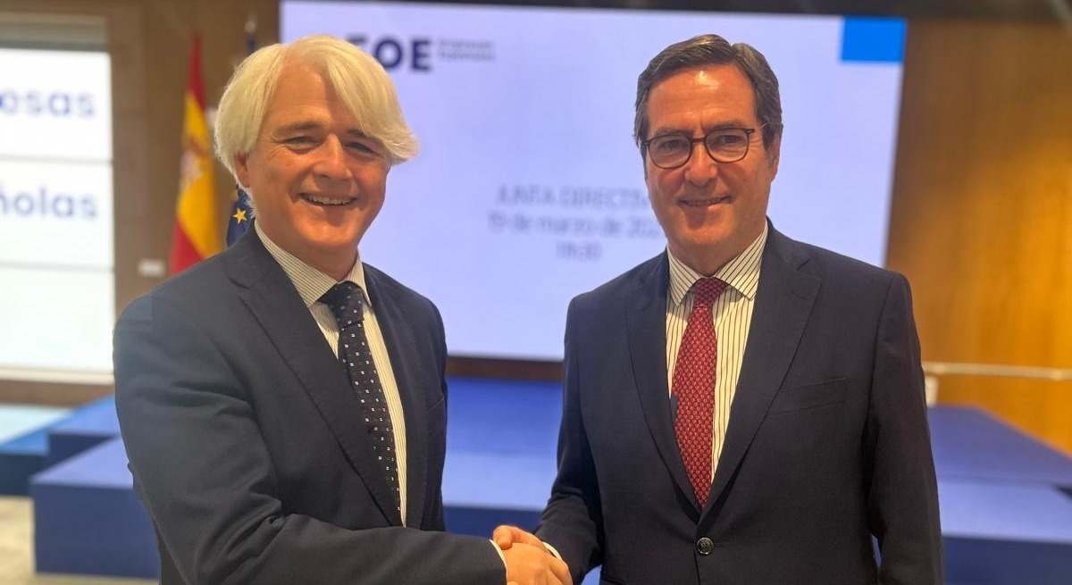 El presidente de la Abogacía española, Salcador González (i), y el presidente de la CEOE, Antonio Garamendi (d).