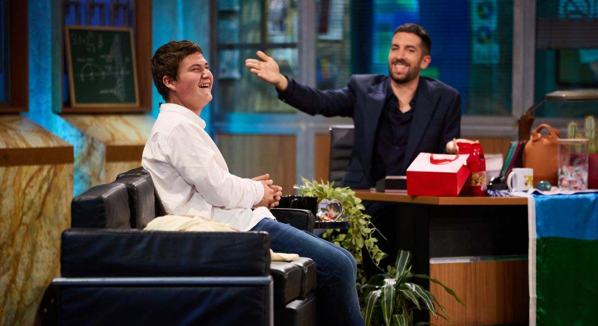 El influencer con camisa blanca sentado en el programa de Broncano