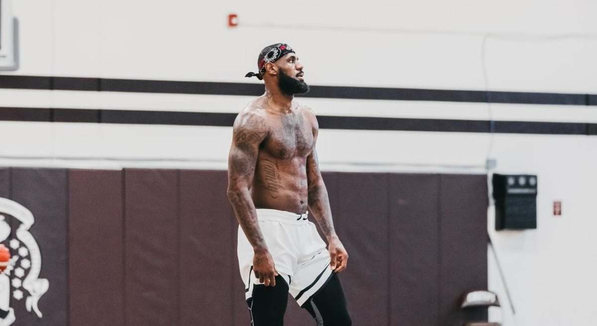 LeBron James entrenando en una pista de baloncesto