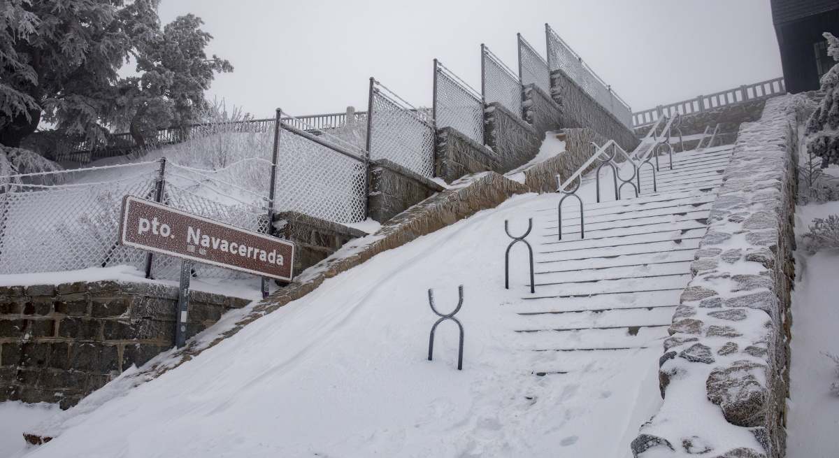 Cartel en Navacerrada en un temporal de nieve de 2023.
