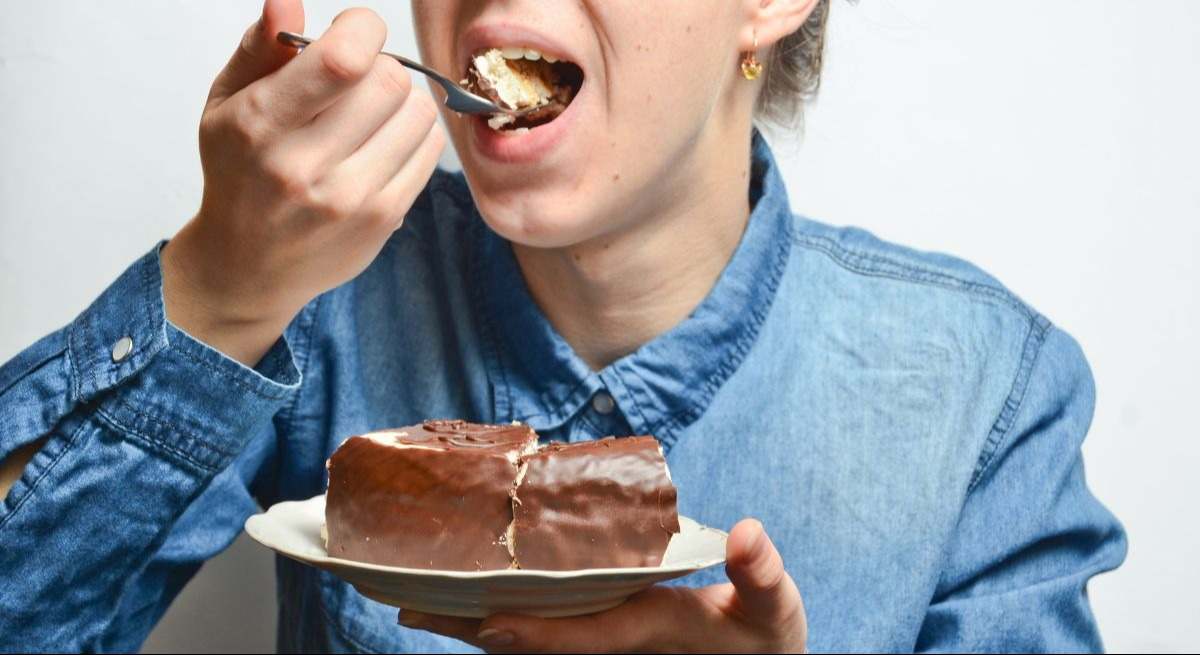 Persona comiendo una tarta de chocolate
