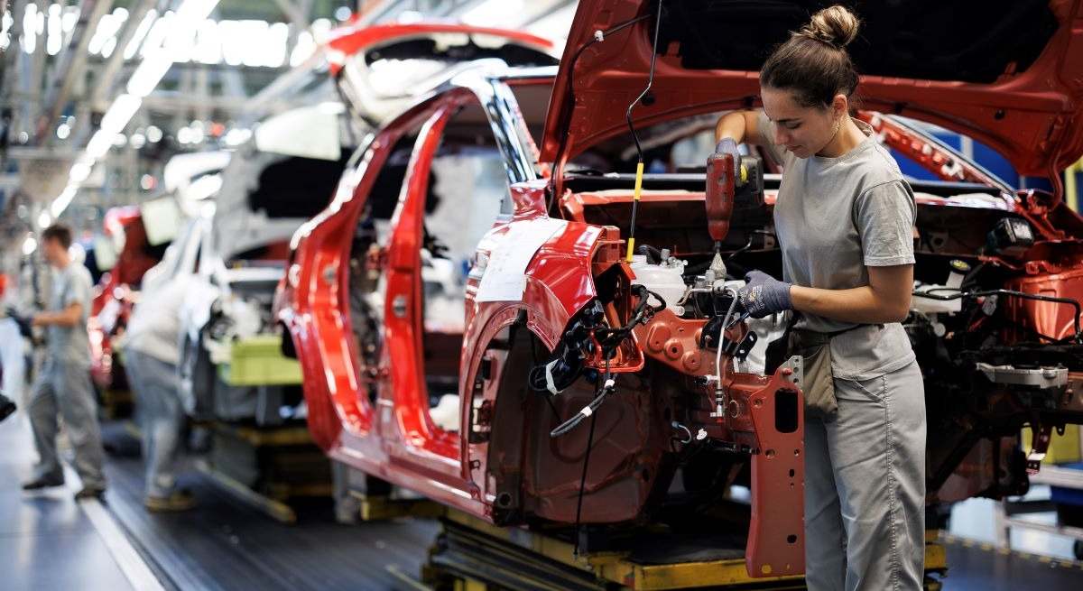 Una trabajadora de la planta de Montaje de Renault en Valladolid