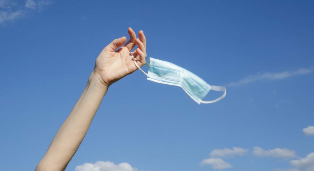 mascarilla-mano-istock.jpg