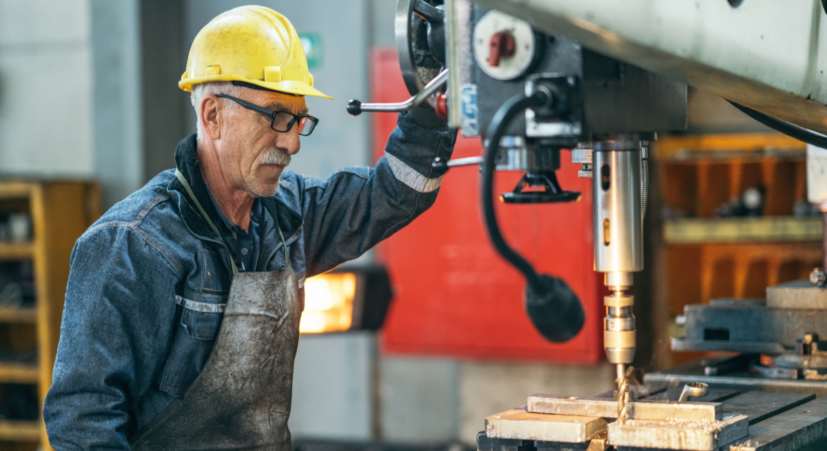 1200-x-655-Trabajador-en-el-taller-Istock.jpg