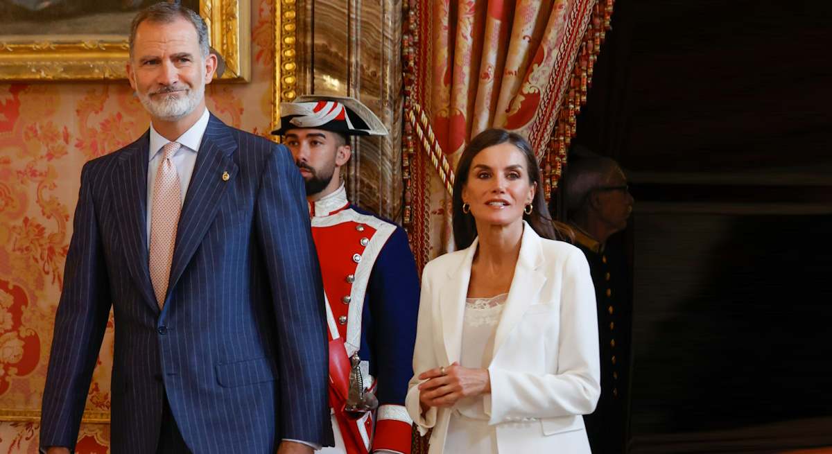 letizia-traje-pantalon-blanco-1200.jpg