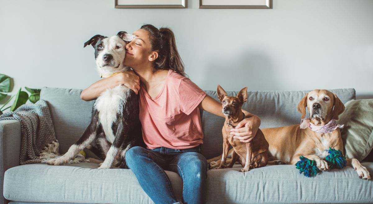 Una mujer posa con sus mascotas ante la cámara 