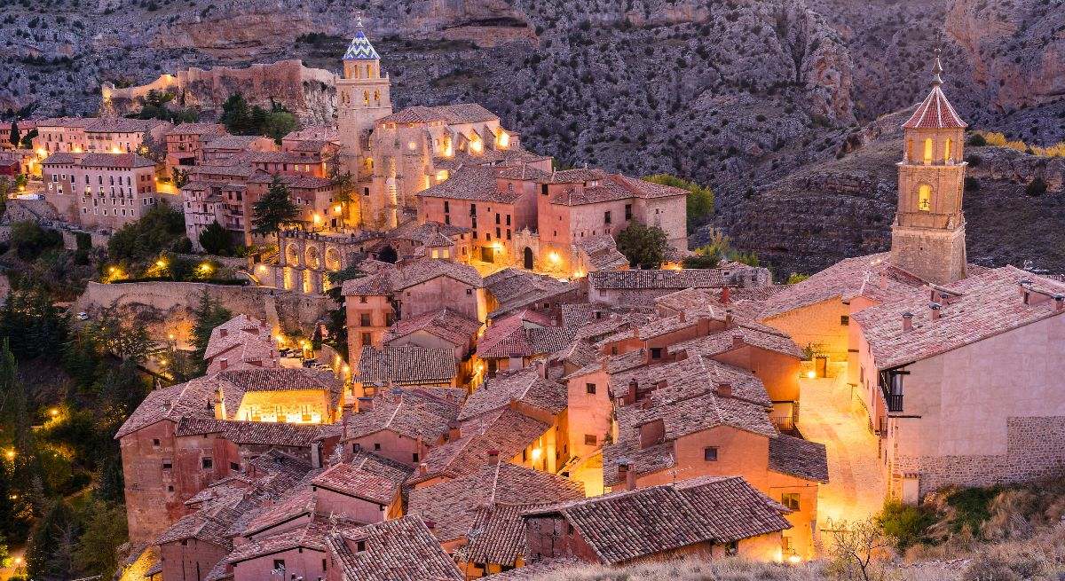 Las luces rebotan en el pueblo de Albarracín