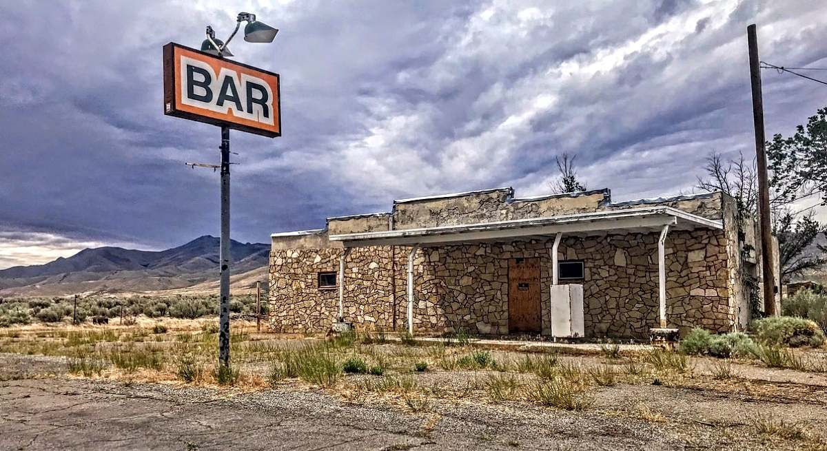 Un bar de carretera cerrado a cal y canto