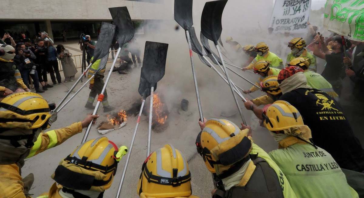 Protesta de los bomberos forestales en las Cortes de Castilla y León