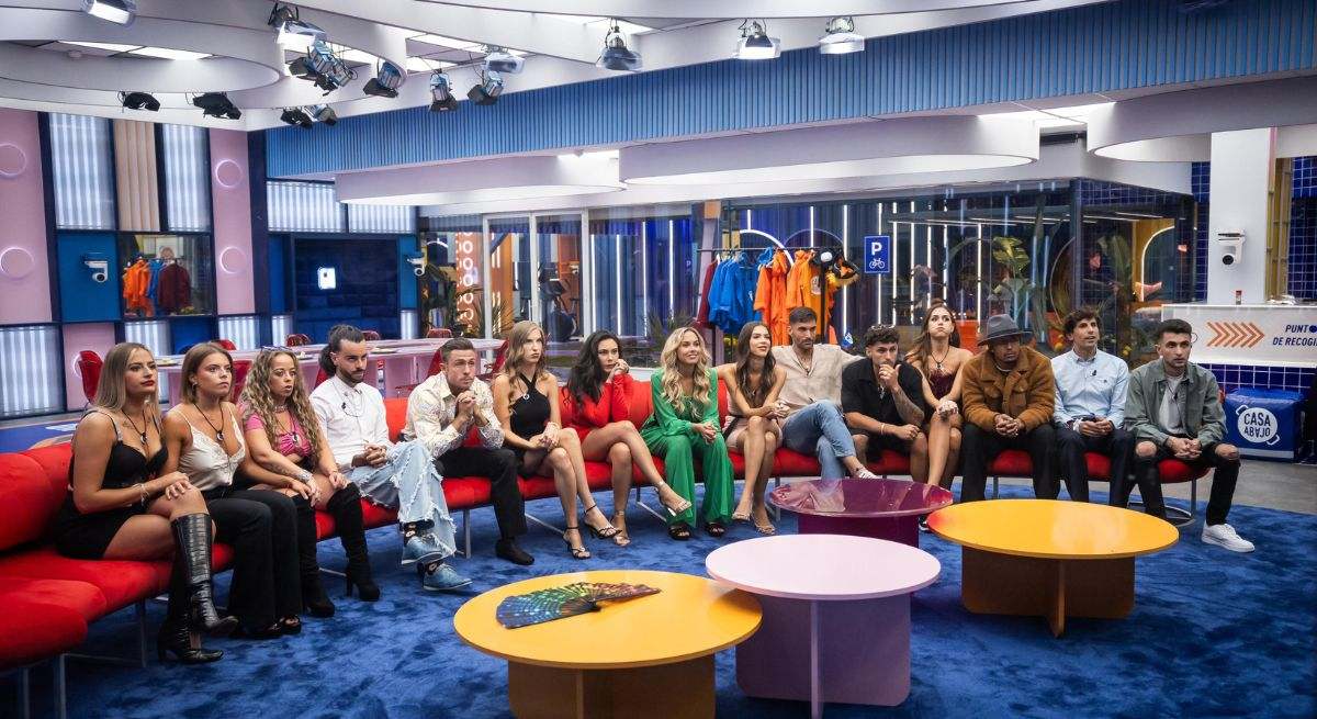 Los concursantes de Gran Hermano sentados en el sofá de la casa
