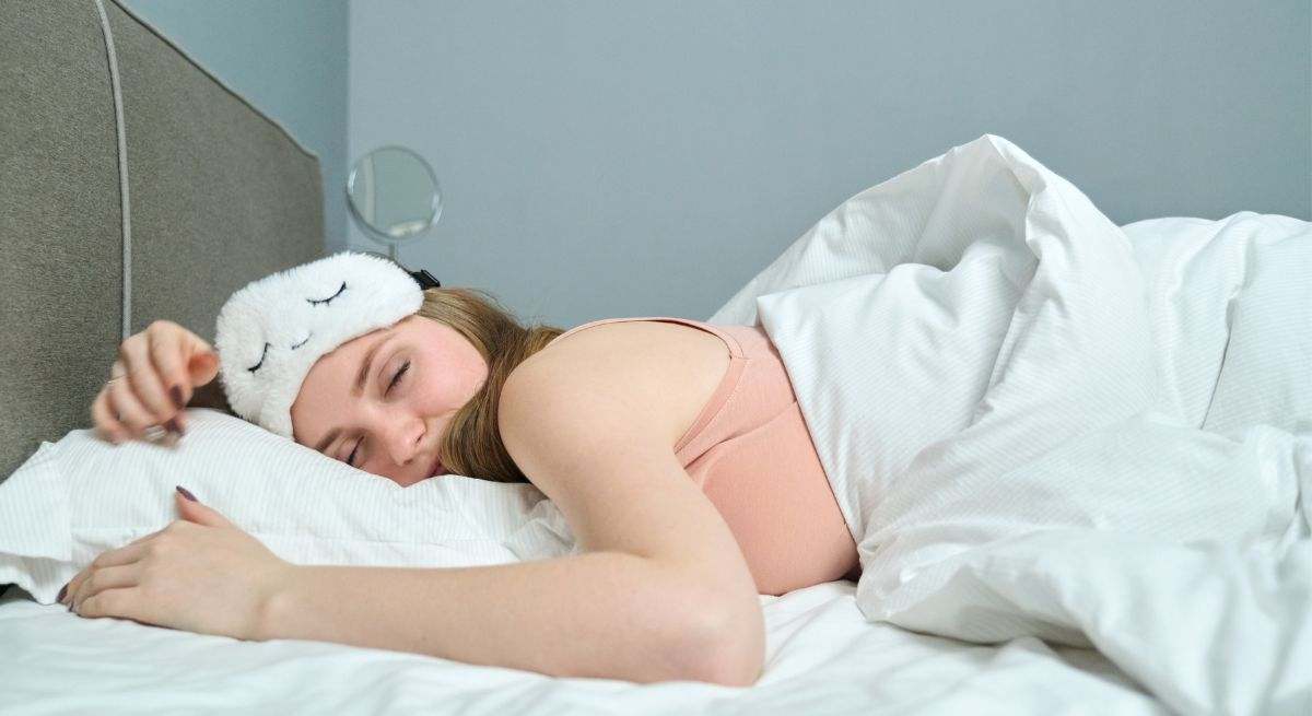 Una persona duerme y descansa en su cama