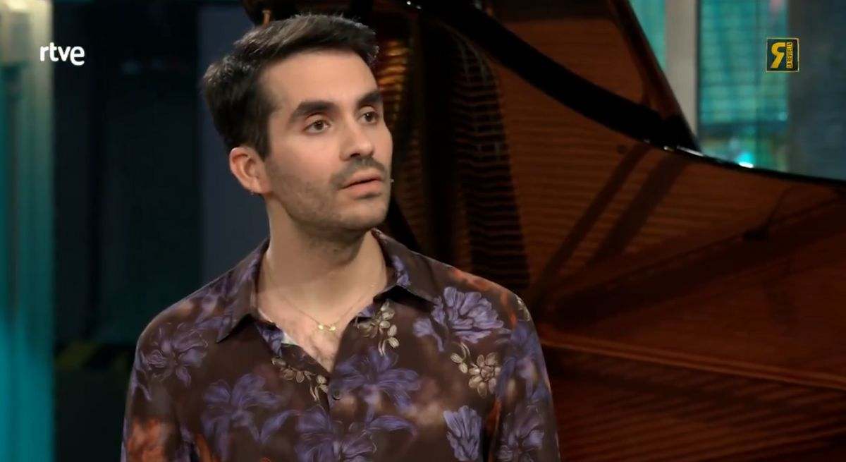 El pianista Juan Floristán en la Revuelta junto a un piano