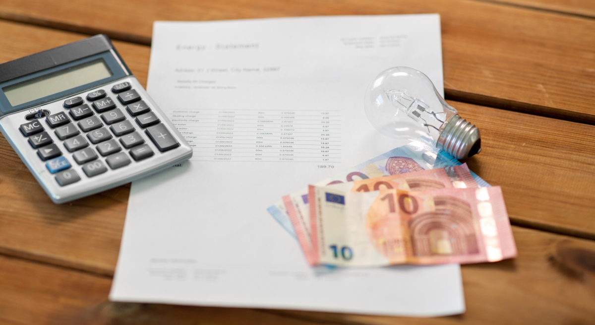 billetes-factura-luz-calculadora-dreamstime.jpg