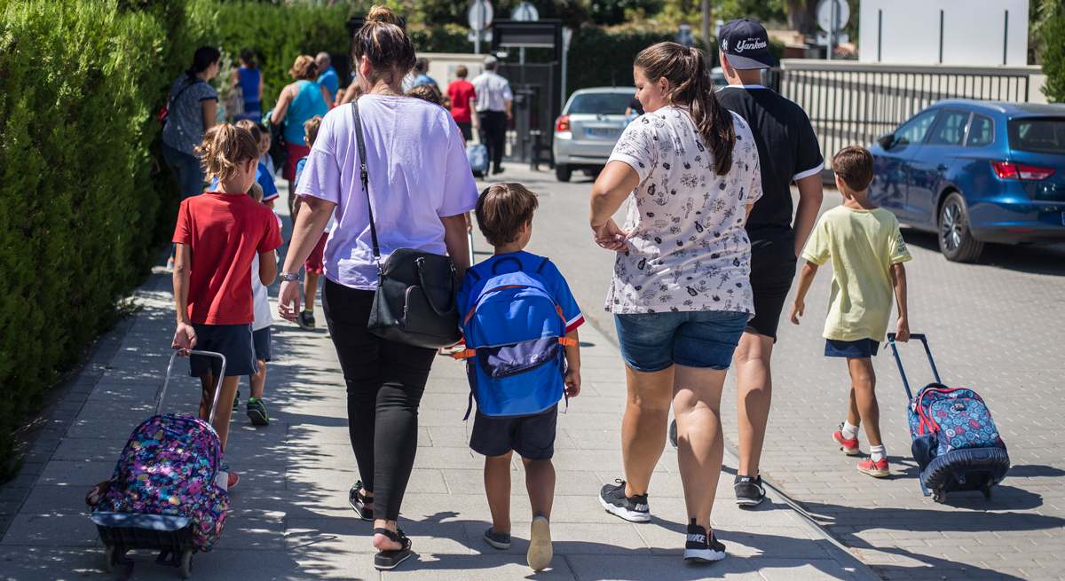 Madres de familia llevando a menores a colegio. Fernando Ruso