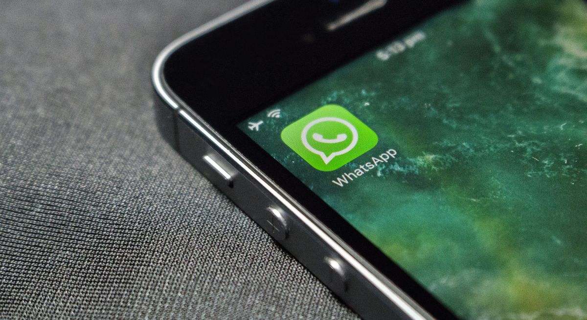 Teléfono móvil con la aplicación de WhatsApp