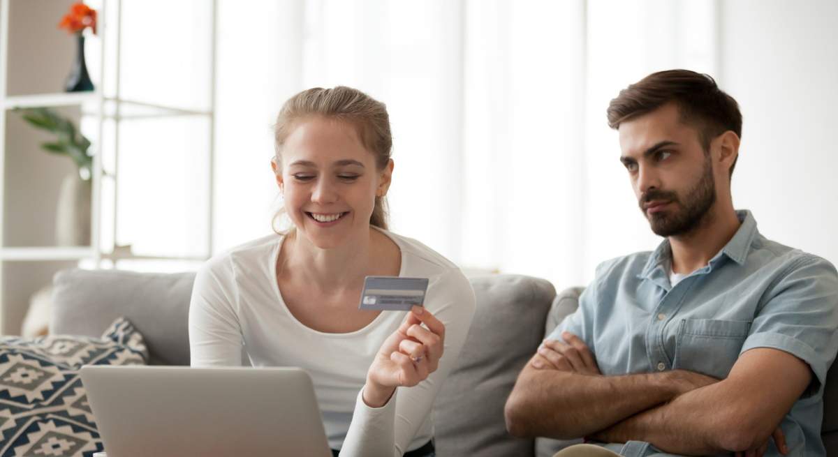 pareja-comparte-cuenta-bancaria-dreamstime.jpg