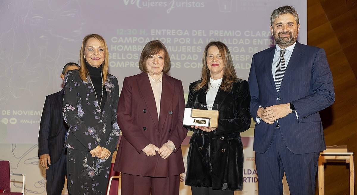 1200-x-655-Ellas-Vuelan-Alto-recibe-el-premio-Clara-Campoamor-al-Compromiso-con-la-Igualdad-de-manos-de-angela-Cerrillos-eE.jpg