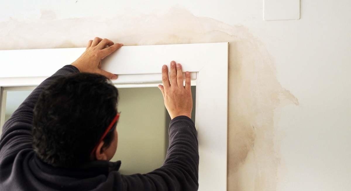 Foto de recurso de un carpintero trabajando en la reforma de una casa.