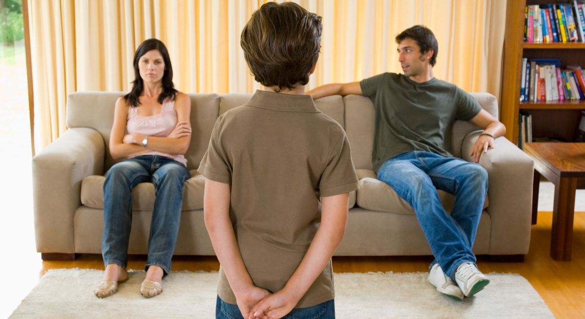 Dos padres, en el salón con su hijo.