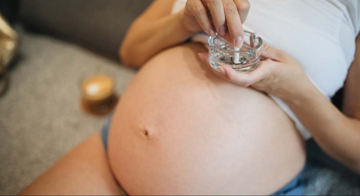 ¿Es peor para el bebé fumar durante el embarazo o la ansiedad por dejarlo?
