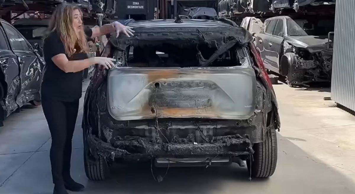 Coche eléctrico quemado en un desguace