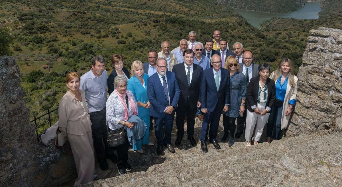 Mañueco con alcalde de Salamanca en la presentación del Plan de La Raya