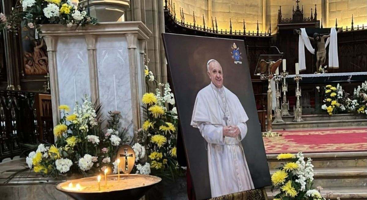 Imagen del Papa en la Catedral del Buen Pastor en San Sebastián