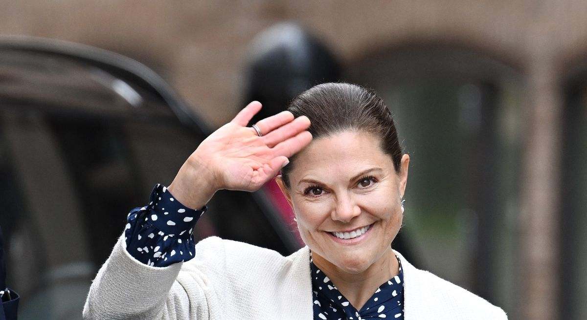 La princesa Victoria saludando mientras se mete en su coche