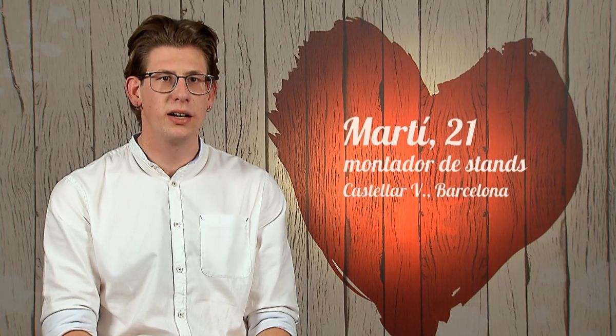 Joven catalán con camisa blanca, gafas y pendientes en el plató de First Date